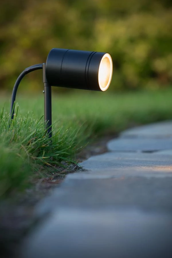 Lucide ARNE-LED - Gartenstrahler - Ø 6,3 cm - LED - GU10 - 1x5W 2700K - IP44 - Schwarz - Atmosphäre 2